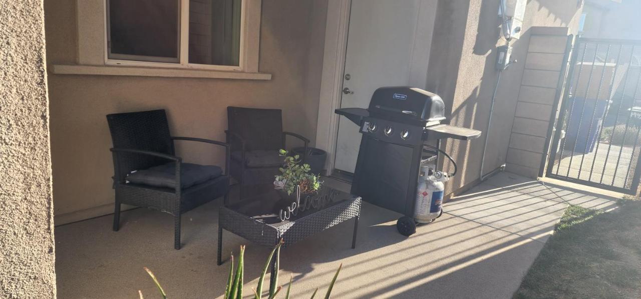 Private Lux Apartment In A New Community Fontana Extérieur photo